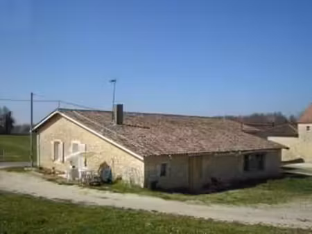 location maison à saint-pierre-de-bat (33760) : à louer / 40m² saint-pierre-de-bat