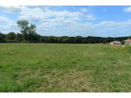 terrain constructible de plus de 5500 m ² pr de nontron