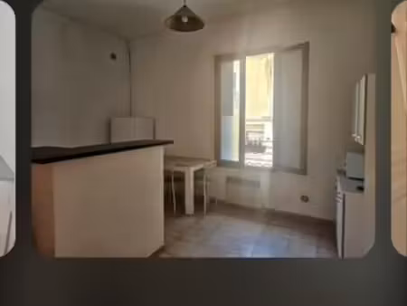 a louer studio 30m2 proche des arènes comprenant une pièce a vivre avec cuisine ouverte un