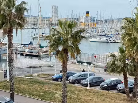 loue studio meublé vue port de toulon