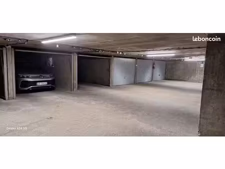 box fermé 15m2 sécurisé - très proche part dieu