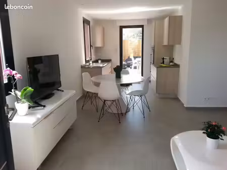appartement occupant le rez de jardin d'une maison avec parkings