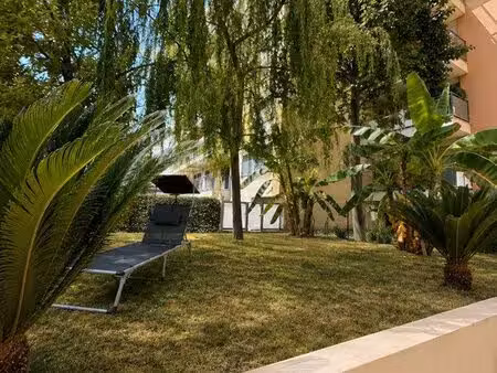juan-les-pins – t2 avec espace nuit aménagé  près de 100 m² d’extérieurs privatifs