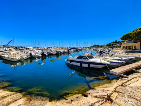 t3 rénové – port de carqueiranne – balcon  cave & parking