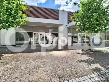 local commercial 810 m²