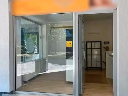 local pro 19m² libre de suite - vitrine - proche douane genève