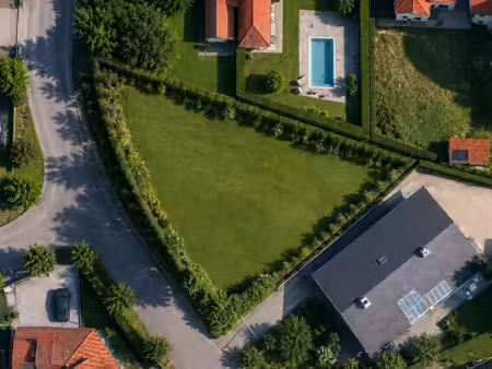 terrain à bâtir de 821 m² situé dans un quartier résident...