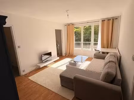 t3 meublé 54 m² – 2 balcons – garage fermé – 900 m uco – angers