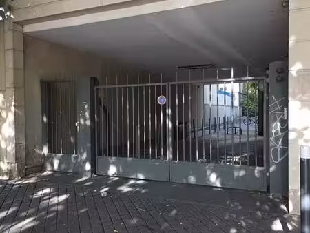 parking privé sécurisé à louer – saint-denis – idéal pour les vacances et les déplacements