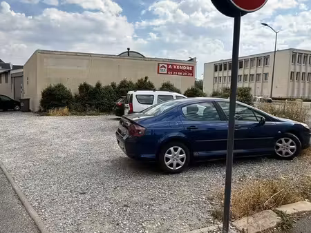terrain à vendre – parking + potentiel construction
