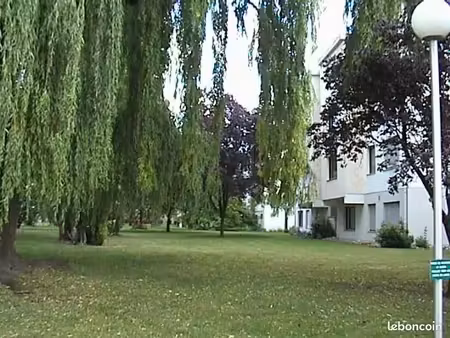 pr. cour européenne  au vert  et au calme  f3 meublé 74 m2