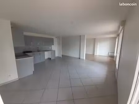 appartement spacieux de 4 pièces - 78 m2 - sur la route de corbeil à proximité des commerc