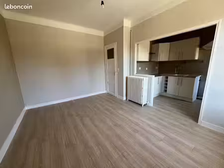 appartement t2 rénové – 38 m² – centre-ville de condé-en-normandie