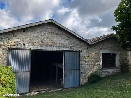 grange agricole et atelier attenant en ancienne pierre sur terrain de 990 m² à vendre pour