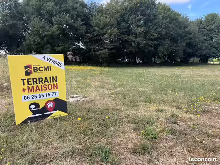 terrain à bâtir de 901 m2 au prix de 19800 à ruffec (16)