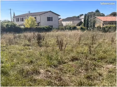 terrain à bâtir de 770 m2 au prix de 10780 à saint-claud (16)