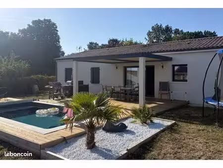 maison récente avec piscine et jardin