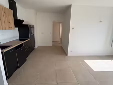 appartement t3 rénové - libre d'occupation - 2 parkings - saintes