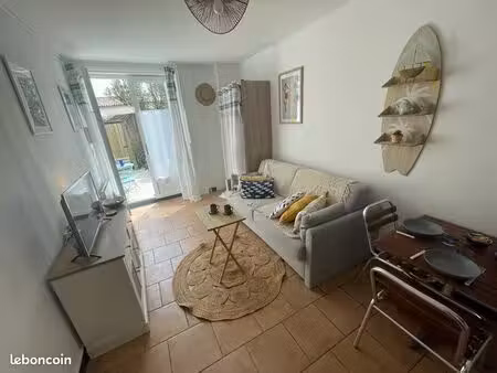 studio 20m2 rdc terrasse au cœur de la flotte