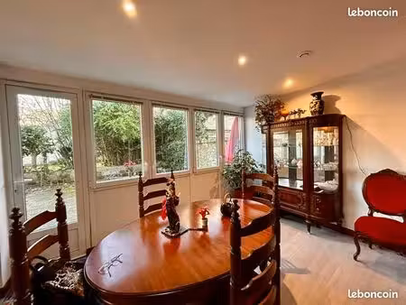 vend bel appartement en pierre avec charmant jardin arboré et très grande cave tous 2 priv