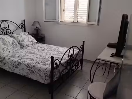 t3 privatif bas de villa petite île ville