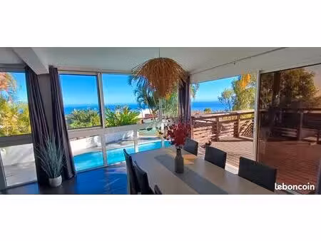 maison vue sur l'ocean avec piscine