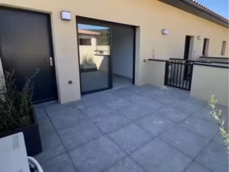 superbe f2 neuf / clim / grande terrasse a louer