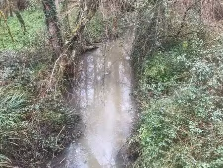 terrain de loisir bordé par un ruisseau puis un lac...