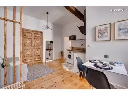 élégant appartement avec hauts plafonds et poutres apparentes