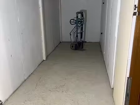 loue box 10m2 en rc ds domaine stgely du fesc 100 en intérieur