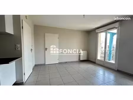 superbe appartement  avec terrasse  une place de stationnement  proche des commodités  gar