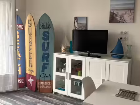 à l'année loue studio meublé.1 mn des plages