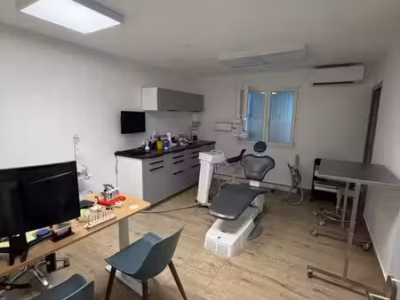 local 100m2 dentiste sur fourques. parking gratuit et proche commerces