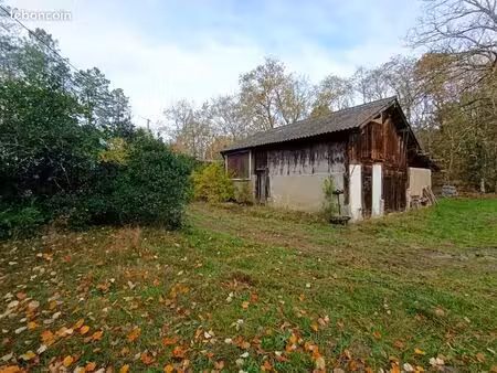 terrain constructible de 1250 m² avec 1 grange à 25 mn des plages