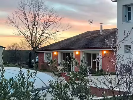 grande maison climatisée avec piscine couverte  terrain vallonné