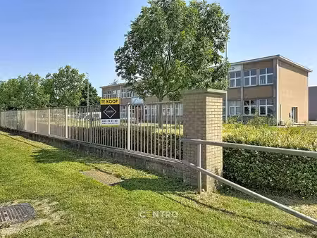 instapklare opslagruimte (2 sectionaalpoorten) met kantoor!