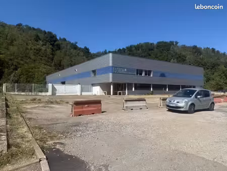 local industriel sur axe principal acces pl