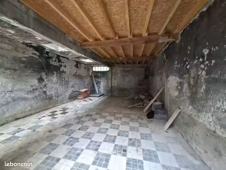 70 m² à rénover + terrasse 14 m² + jardin privatif 36 m²