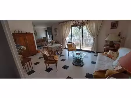 30. gard. nimes. appartement traversant climatisé de 106 m² avec terrasse dans résidence..