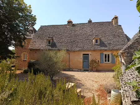 maison en pierre du xviie siècle  piscine chauffée et dépendance de 180 m²
