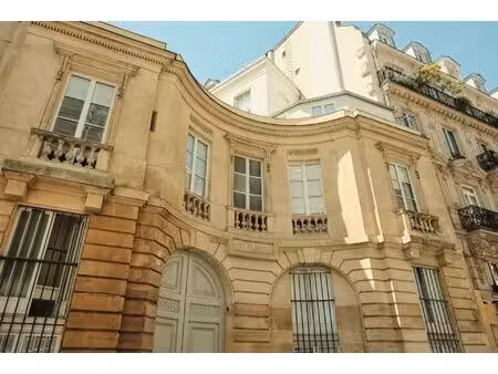 un studio exceptionnel dans un hôtel particulier xviiième inscrit m.h.