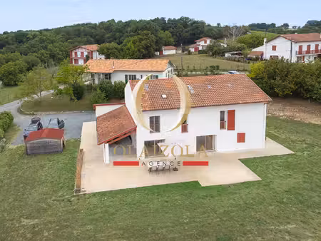 saint-pée-sur-nivelle - immeuble de rapport avec vue panoramique et fort potentiel d'évolu