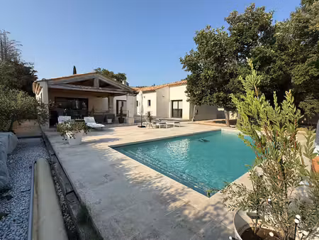 superbe villa moderne  aux taillades  de plain-pied avec piscine  panneaux solaires et pre