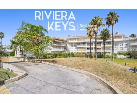 golfe-juan – appartement 2 pièces de 42 m² avec terrasse de 8 5 m² – rue calme  plages et.