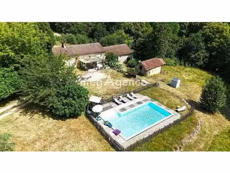 maison en pierre avec piscine  gîte et dépendances - 203 m2