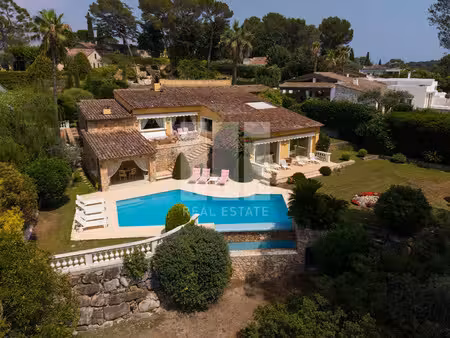 villa de luxe à vendre dans le quartier les colles-camp lauvas-font de l'orme