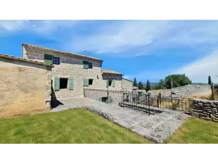 maison de village en pierre offrant un beau potentiel d'amén