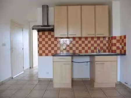 location appartement 4 pièces à sévérac-le-château (12150) : à louer 4 pièces / 70m² sévér