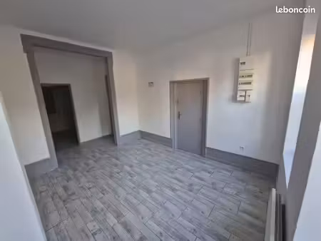 appartement t2 rénové avec dressing / cave / cour - douai centre
