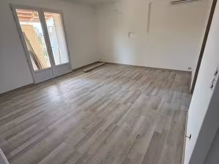 haut de maison avec cour